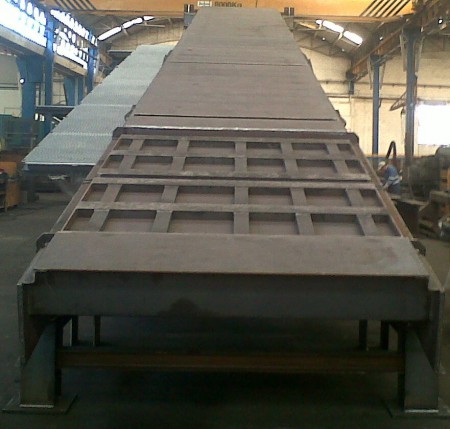 Tapete de grandes dimensões projectado para fortes impactos, com mesa para impacto incorporada